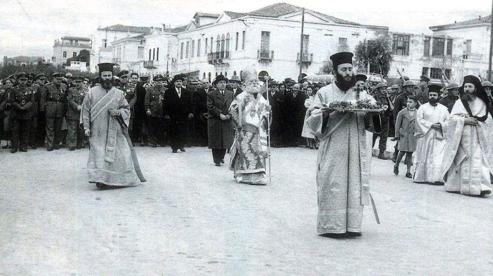 ΡΕΤΡΟ: Θεοφάνεια στη Χαλκίδα το 1959 - Ποιοι εικονίζονται στη φωτογραφία