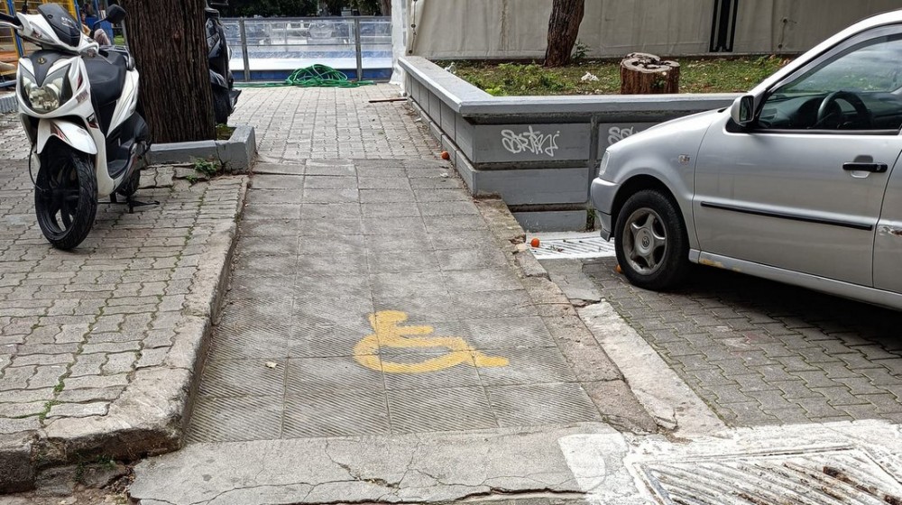 ΧΑΛΚΙΔΑ: Η ράμπα αναπήρων στην πλατεία Αγίου Νικολάου αποκλείστηκε από το παγοδρόμιο
