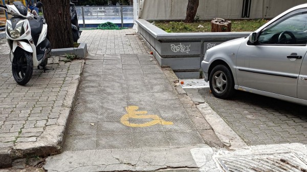 ΧΑΛΚΙΔΑ: Η ράμπα αναπήρων στην πλατεία Αγίου Νικολάου αποκλείστηκε από το παγοδρόμιο