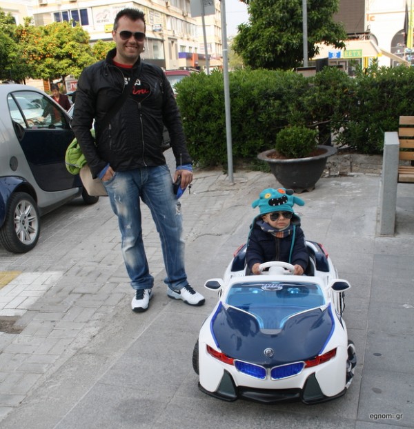 Τον έφτυναν για να μην τον ματιάσουν!