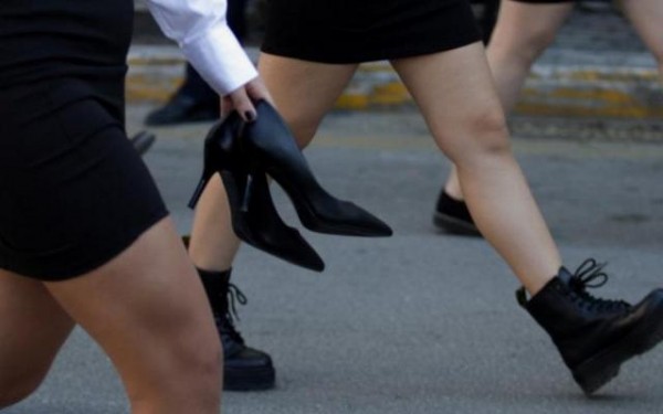 Μαθήτρια έκανε παρέλαση με τις γόβες στο χέρι