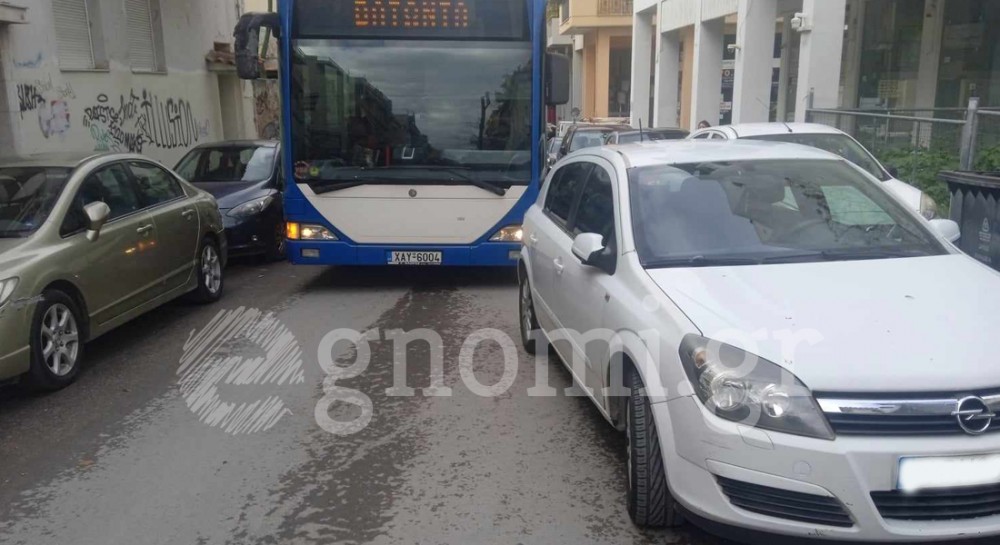 ΝΕΟΦΥΤΟΥ: Επικό παρκάρισμα μπλόκαρε όλη τη Χαλκίδα
