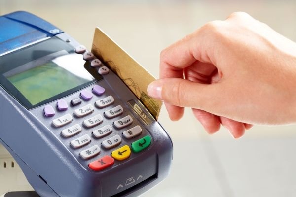 Ανέπαφες συναλλαγές: Διατηρείται το όριο των 50 ευρώ χωρίς την χρήση PIN στα POS
