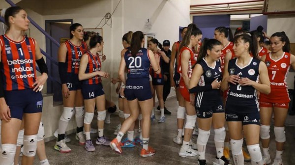 ΔΙΟΡΓΑΝΩΣΗ FINAL 4 ΒΟΛΕΪ ΣΤΗ ΧΑΛΚΙΔΑ: Ποιο μυαλό σκέφτηκε να παρουσιαστούν οι αθλήτριες μέσα στο σκοτάδι; (VIDEO)