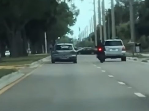 Οδηγός αυτοκινήτου γκρεμίζει δικυκλιστή μετά από φραστική κόντρα (VIDEO)