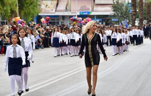 ΠΑΡΕΛΑΣΗ: Χαμός με την ξανθιά δασκάλα με το καυτό μίνι φόρεμα