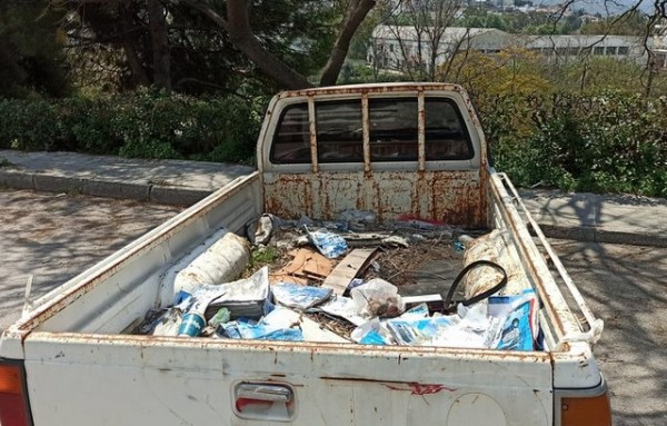 ΧΑΛΚΙΔΑ: Παρατημένο φορτηγάκι έχει μετατραπεί σε ανοιχτό σκουπιδοτενεκέ