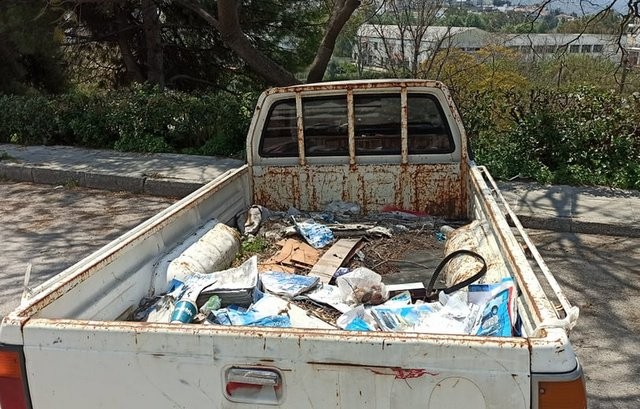 ΧΑΛΚΙΔΑ: Παρατημένο φορτηγάκι έχει μετατραπεί σε ανοιχτό σκουπιδοτενεκέ