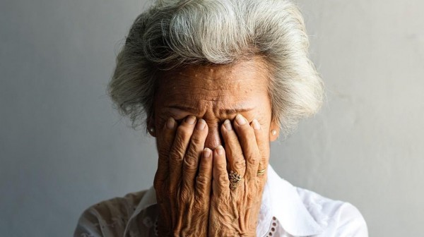 Ηλικιωμένη έπεσε από το μπαλκόνι για να γλυτώσει από τα χτυπήματα του γιου της