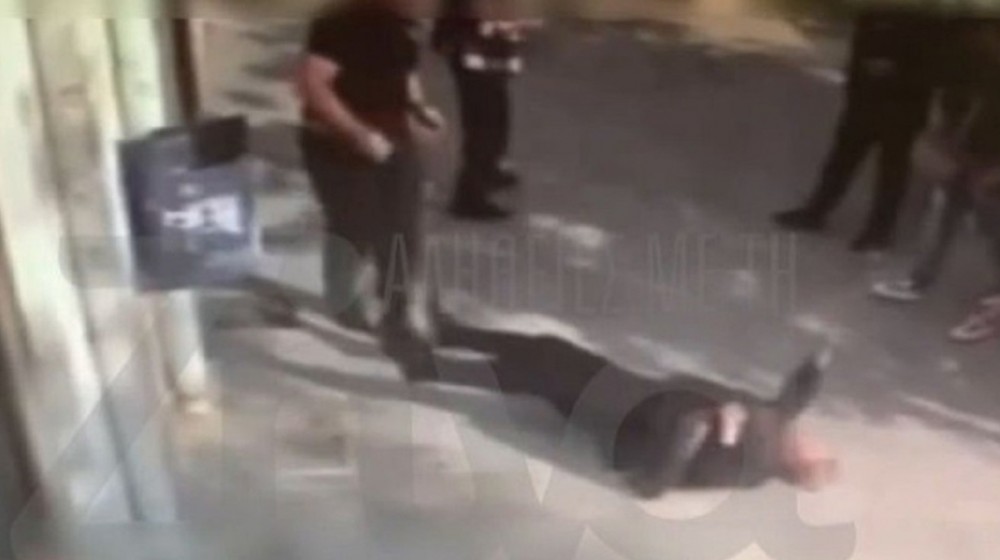 Η στιγμή που ο 18χρονος σπρώχνει την ηλικιωμένη μπροστά στο ATM (VIDEO)