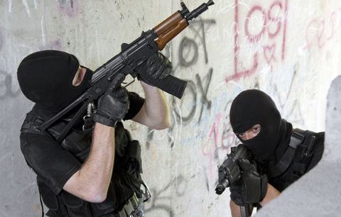 Διπλό χτύπημα στα Οινόφυτα από πέντε ληστές