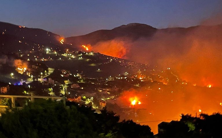 ΘΛΙΨΗ: Καίγεται η Πεντέλη-Εκκενώνονται οικισμοί- Ισχυροί άνεμοι πνέουν στην περιοχή