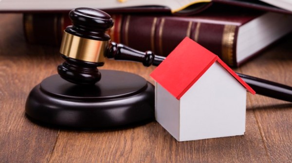 80χρονος έπεσε με το αυτοκίνητο σε υποκατάστημα τράπεζας επειδή του κατάσχεσαν το σπίτι