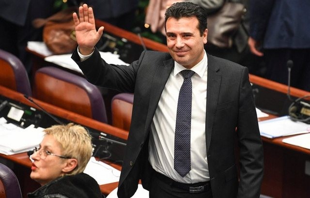 Πέρασε η Συμφωνία των Πρεσπών στα Σκόπια και πυροδοτούνται εξελίξεις στην Ελλάδα