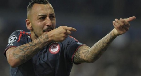 Ο «Πιστολέρο» στην ορκωμοσία Μώραλη στον Πειραιά