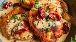 Κοτόπουλο με λιαστή ντομάτα και κρέμα γάλακτος