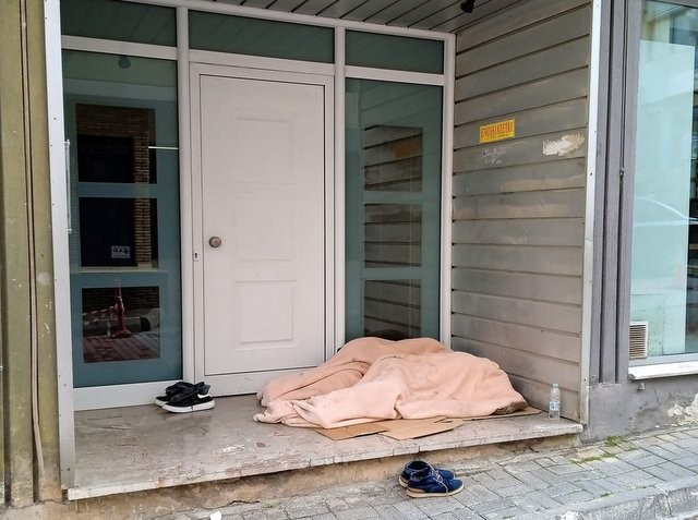 ΧΑΛΚΙΔΑ: Δύο άστεγοι κοιμούνται στην είσοδο πολυκατοικίας