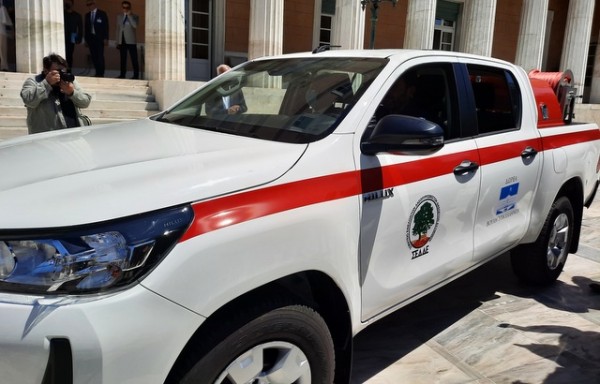 Η Βουλή των Ελλήνων δώρισε πυροσβεστικό όχημα σε εθελοντές δασοπυροσβέστες της Βόρειας Εύβοιας