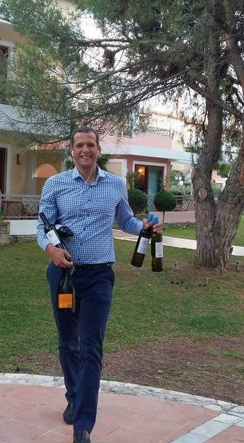 Δεν προλαβαίνει τα τηλέφωνα και τα κεράσματα