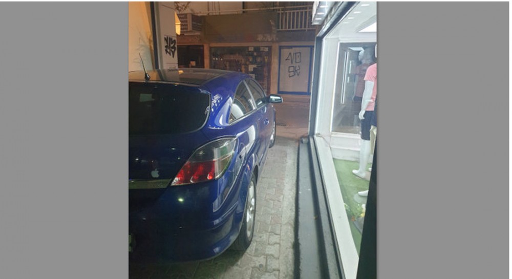 ΧΑΛΚΙΔΑ: Αδιανόητο παράνομο παρκάρισμα έχει κλείσει εντελώς στενό δρομάκι στο κέντρο της πόλης