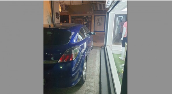 ΧΑΛΚΙΔΑ: Αδιανόητο παράνομο παρκάρισμα έχει κλείσει εντελώς στενό δρομάκι στο κέντρο της πόλης