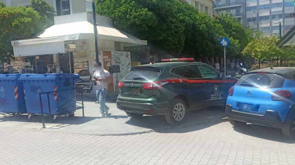 ΧΑΛΚΙΔΑ: Παράνομη στάθμευση και από αυτοκίνητο της Διεύθυνσης Δασών Εύβοιας στην ...πολύπαθη οδό Καραμουρτζούνη