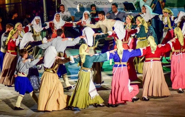 Χορευτές από την Αυλίδα χόρεψαν στη Σκόπελο