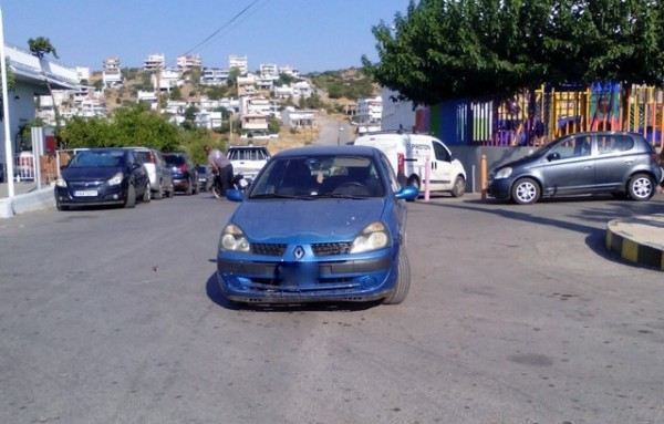 Καθημερινό φαινόμενο το παράνομο παρκάρισμα γύρω από το κατάστημα Jumbo