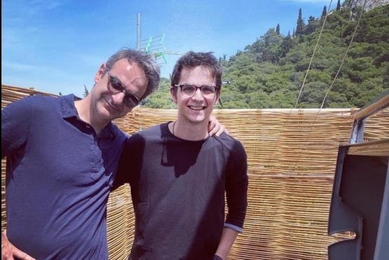 Με ψησταριά στο μπαλκόνι πέρασε το Πάσχα ο Κυριάκος Μητσοτάκης