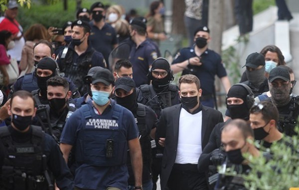 Πρωτοφανή μέτρα κατά την μεταγωγή του πιλότου στον Εισαγγελέα- Τον φύλαγαν δεκάδες αστυνομικοί