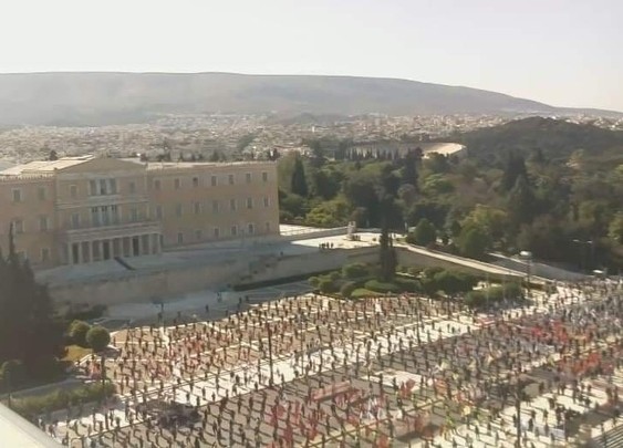 Συγκέντρωση με αποστάσεις, μάσκες και αυτοκόλλητα στο Σύνταγμα (VIDEO)