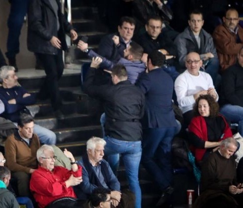Oμιλία Τσίπρα: Πολίτης τραγούδησε το Μακεδονία-Ξακουστή και τον πήραν σηκωτό (VIDEO)