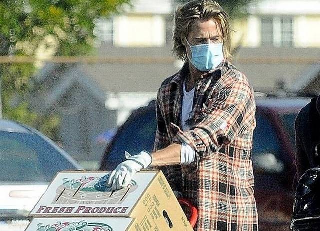 Μπραντ Πιτ: Μoιράζει τρόφιμα σε άπορους στο Λος Άντζελες