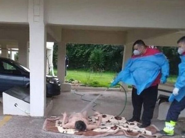 ΩΡΩΠΟΣ: Με εντολή Πλεύρη απολύεται ο ένας εκ των δύο υπαλλήλων που έπλυναν με λάστιχο ηλικιωμένη (Video)