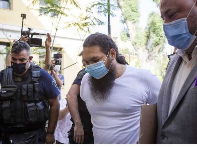 Στον εισαγγελέα χωρίς ράσα ο ιερέας που έριξε το βιτριόλι στους Μητροπολίτες