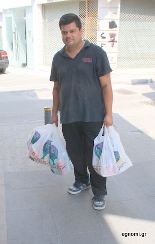 Να υπάρχει δουλειά και ας κουβαλάω και τις διπλές σακούλες