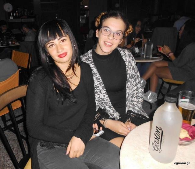 Δύο κούκλες στην παραλία