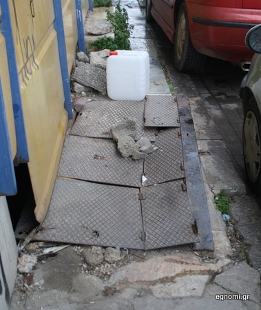 Πεζοδρόμιο με τη μάνα του και τον πατέρα του