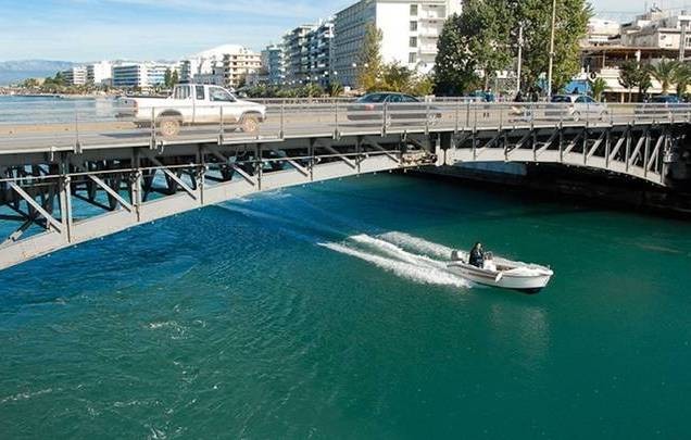 ΧΑΛΚΙΔΑ: Αυτοκίνητο με οδηγό 54χρονο παρέσυρε 19χρονο πάνω στην παλιά γέφυρα
