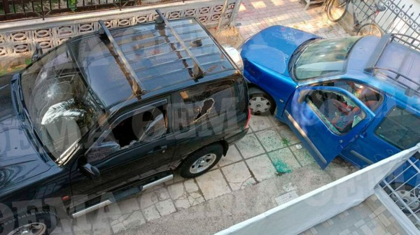 Άνδρας σε έξαλλη κατάσταση έσπασε τα αυτοκίνητα των γειτόνων του με τσεκούρι!
