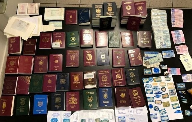 Σπείρα πλαστογραφούσε ταξιδιωτικά έγγραφα