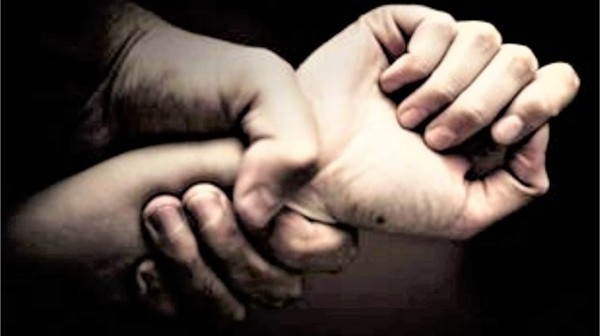 55χρονος χτύπησε τη σύντροφό του με τηγάνι και εκείνη απάντησε με γροθιές