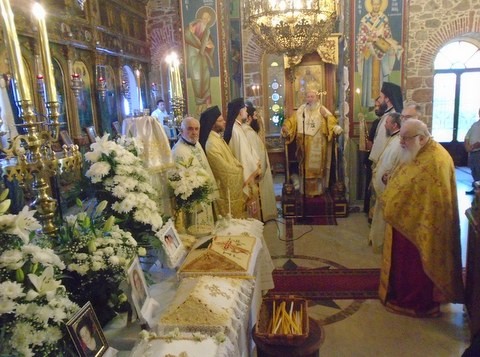 Ο Μητροπολίτης στο μνημόσυνο της μητέρας του
