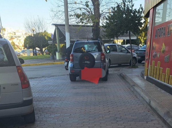 ΧΑΛΚΙΔΑ: Θαυμάστε παρκάρισμα στην οδό Παύλου Ερίζου μπροστά στην πλατεία Αθανάτων