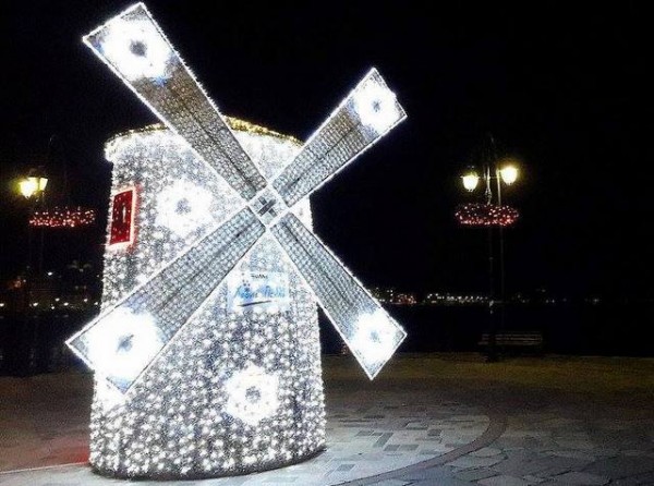 Ο Χρήστος Χατόλας συνδέει τον ανεμόμυλο της παραλίας με τον πρόεδρο του ΟΛΝΕ