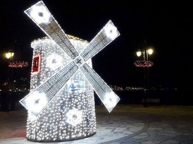 Ο Χρήστος Χατόλας συνδέει τον ανεμόμυλο της παραλίας με τον πρόεδρο του ΟΛΝΕ