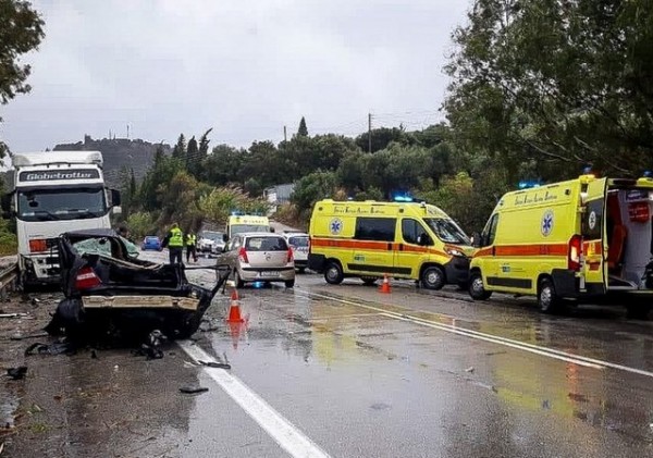 Τρεις νεκροί και 12 τραυματίες σε σφοδρό τροχαίο