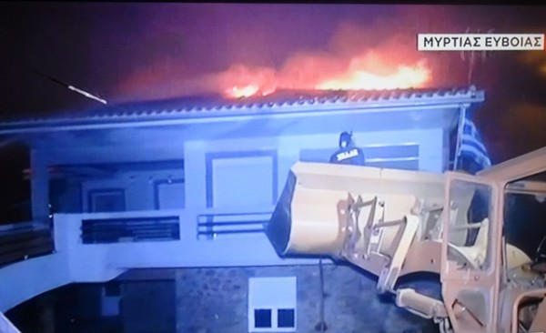 ΜΥΡΤΙΑΣ ΕΥΒΟΙΑ: Πυροσβέστης ανέβηκε σε φαγάνα εκσκαφέα για να σβήσει φωτιά σε στέγη (VIDEO)