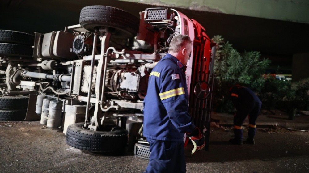 Ενας νεκρός και δυο τραυματίες μετά από ανατροπή πυροσβεστικού οχήματος