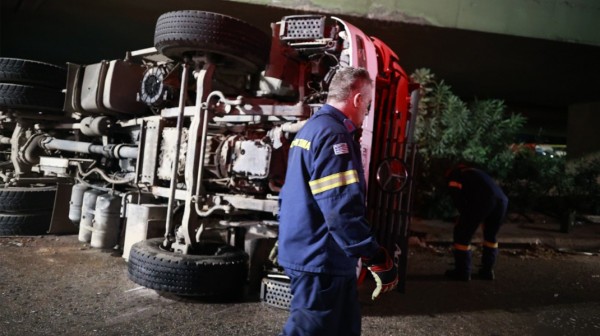 Ενας νεκρός και δυο τραυματίες μετά από ανατροπή πυροσβεστικού οχήματος